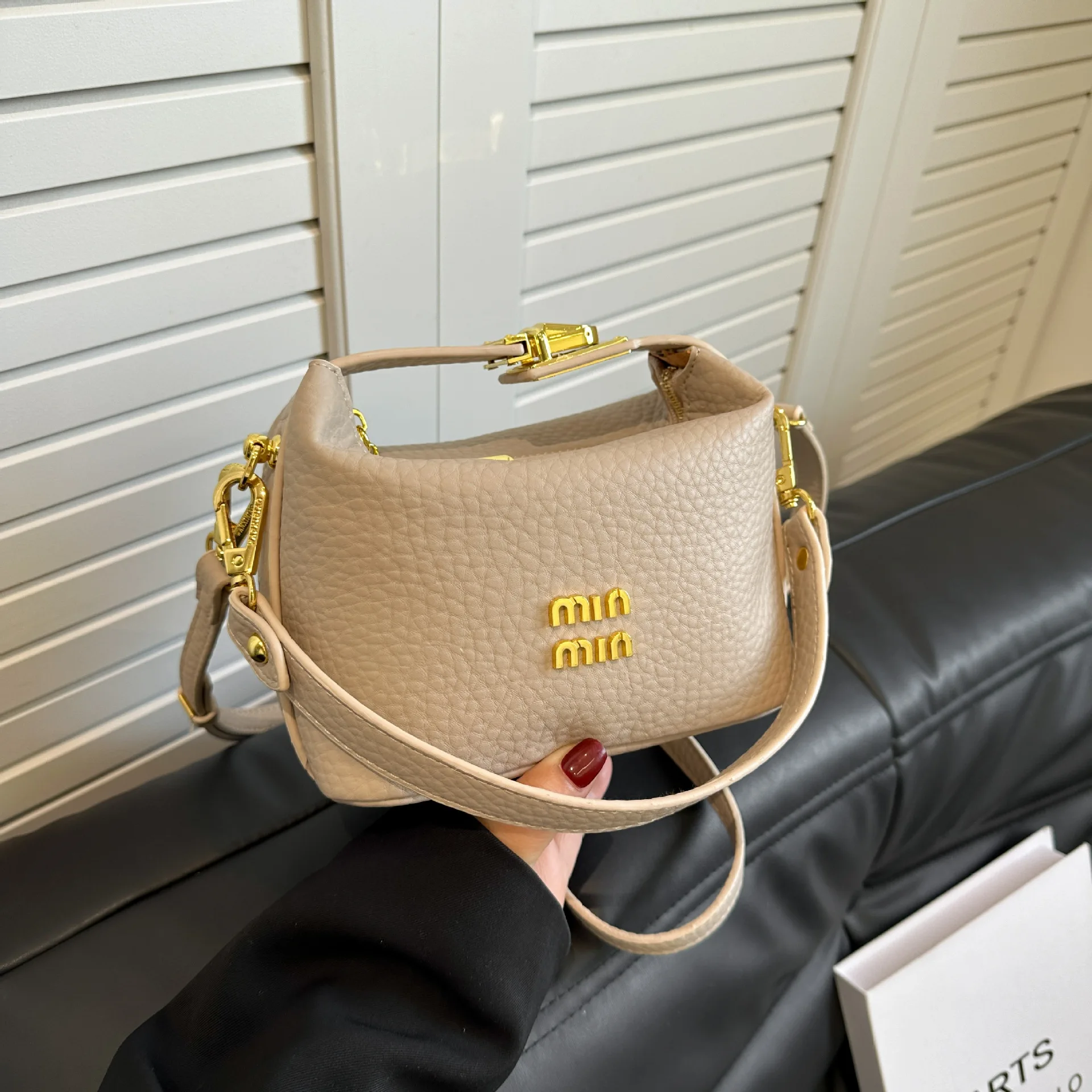 حقيبة فاخرة عصرية خفيفة لعام 2025. تتميز بتصميم صن...