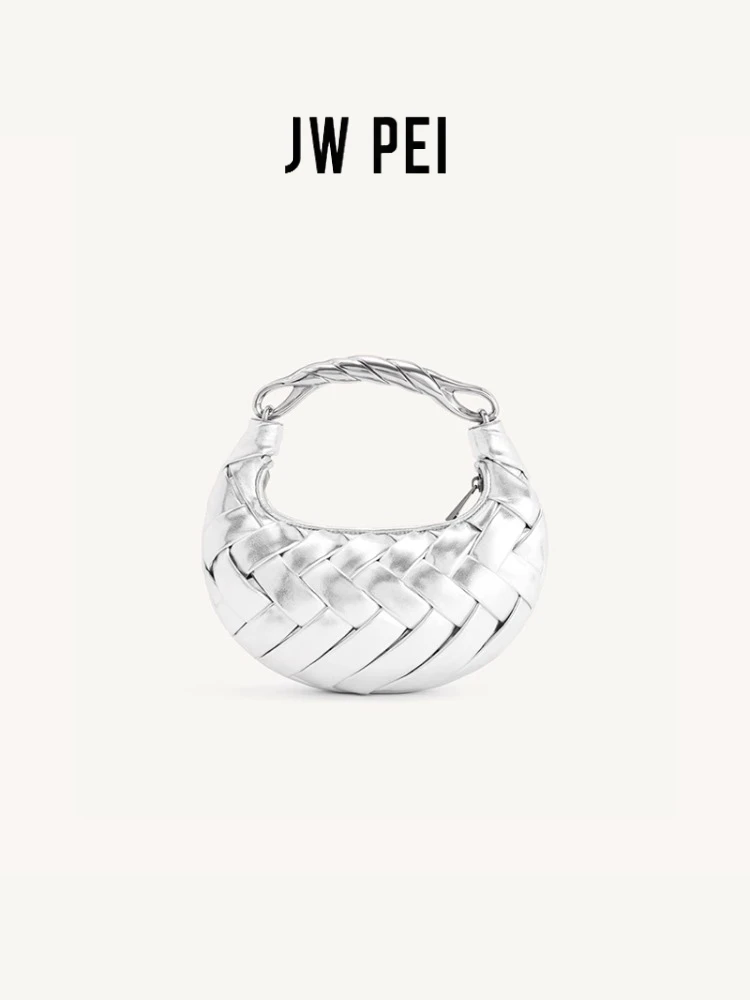 تتميز حقيبة اليد الفاخرة JW PEI Orla بتصميم جديد ف...