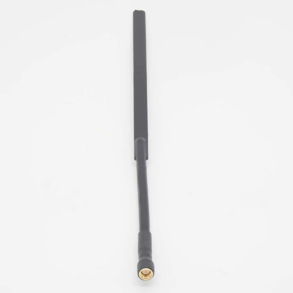 Antenne dipolaire planaire TrueRC BARDpole 915 MHz SMA fixée sur un drone, câble SMA visible