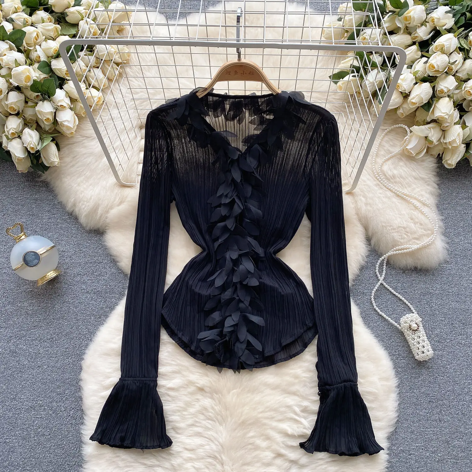 

Женская облегающая блузка с оборками, элегантная ажурная однобортная блузка белого и черного цвета с V-образным вырезом и длинными расклешенными рукавами, весна-осень