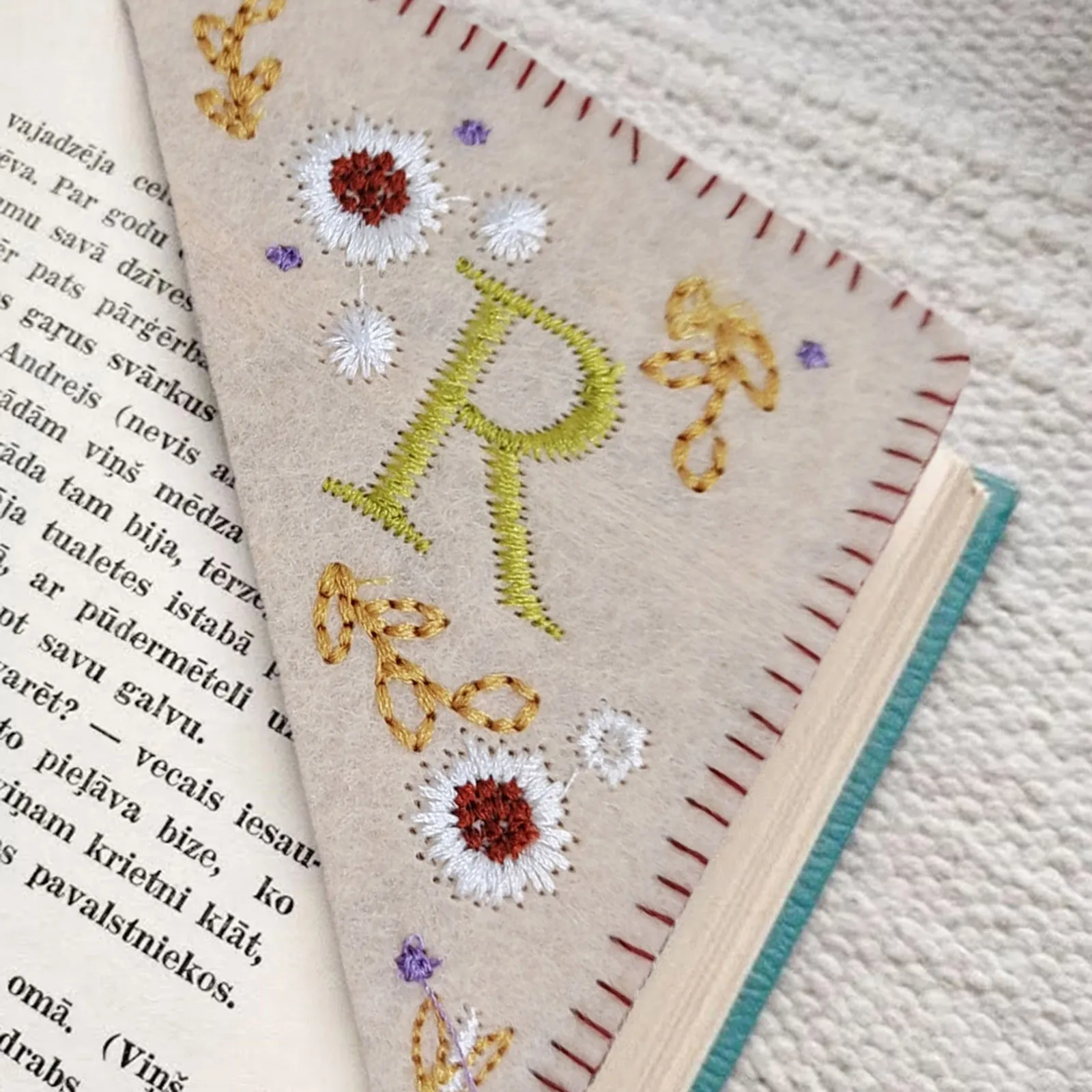 סימניות פינות משורטטות עם 26 אותיות, תוויות משולשות מצופות פלטה, סימניות אישיות אלגנטיות, ציוד משרדי