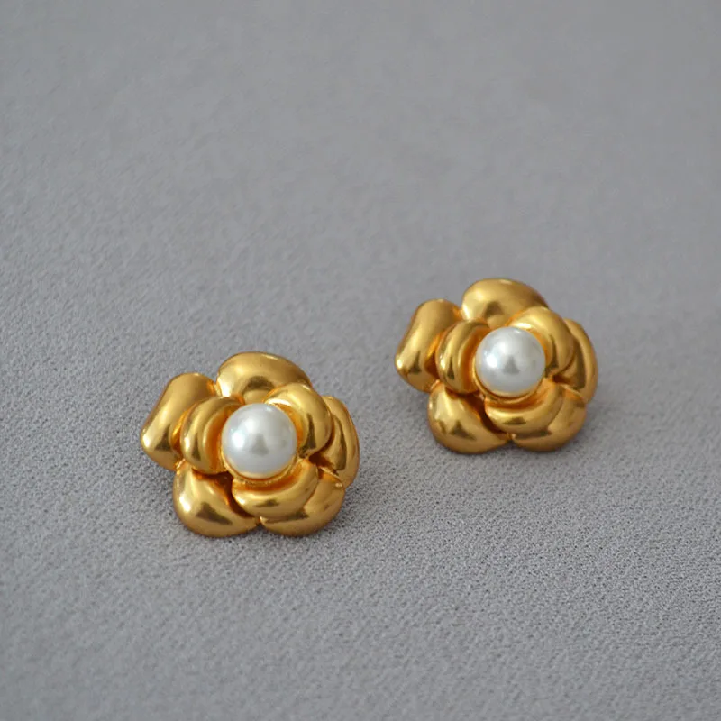 

French retro Camellia brass inlaid with artificial pearl temperament 925 silver needle Earrings