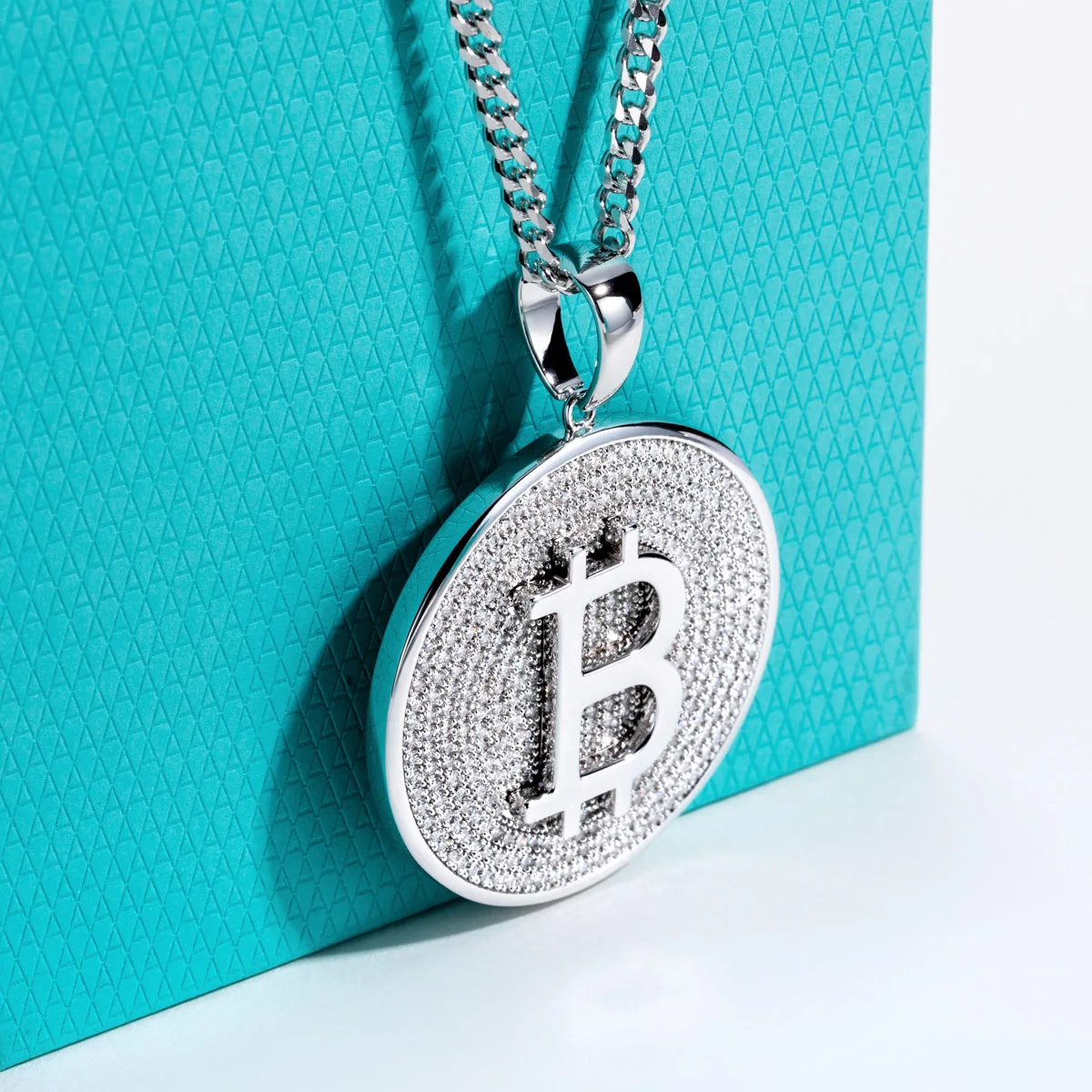 Ciondolo Bitcoin Argento 925 Con Zirconi Verdi Baguette - Gioiello Hip Hop Uomo