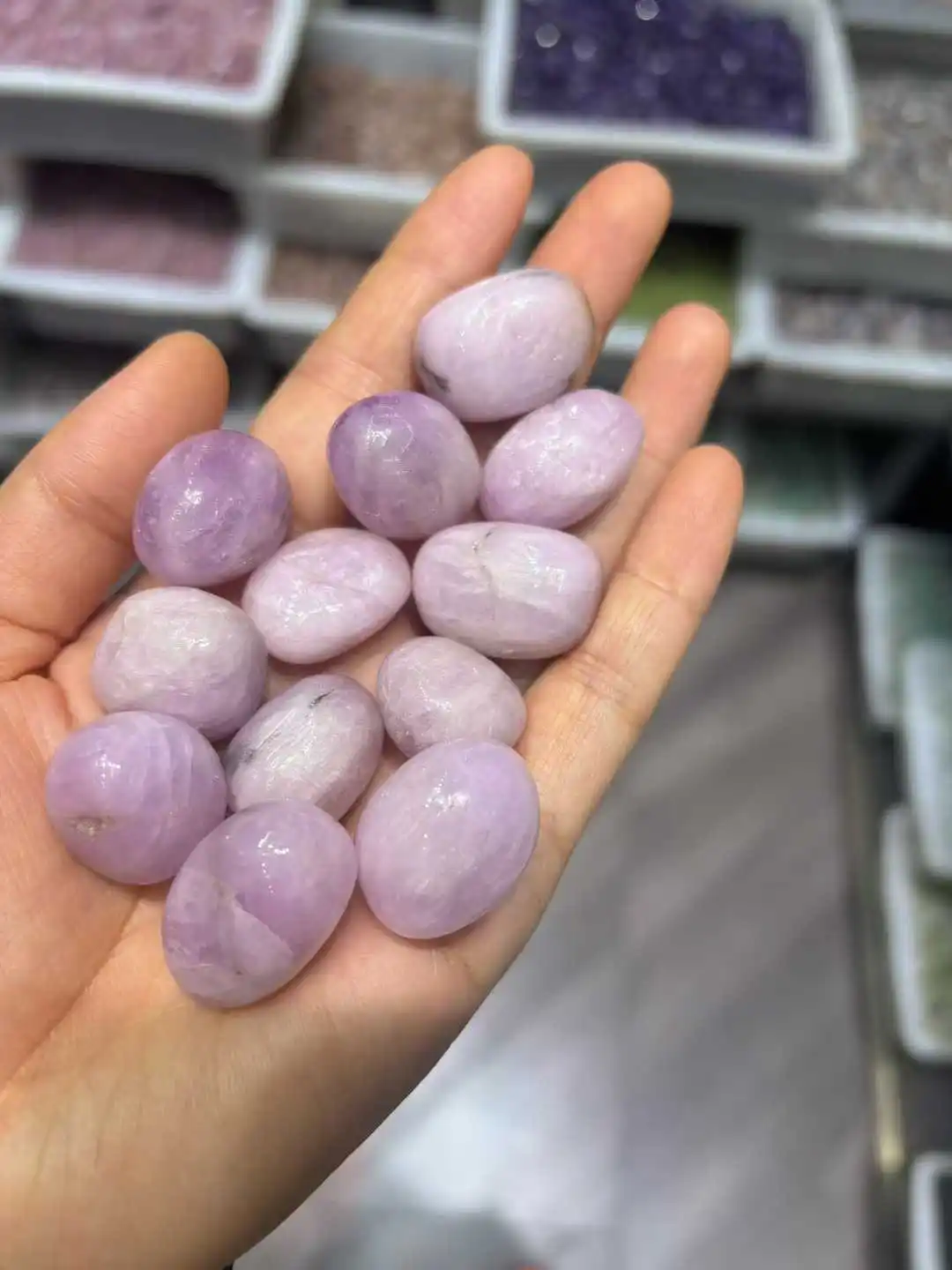 Espécimen de cristal irregular de piedras rodadas kunzita