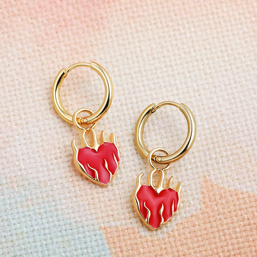 Orecchini Huggie A Cuore Nero E Argento – Mini Cerchi Con Ciondolo A Cuore. Gioielli Minimal Per Donne E Ragazze. Regalo Perfetto Per San Valentino O Un Compleanno.