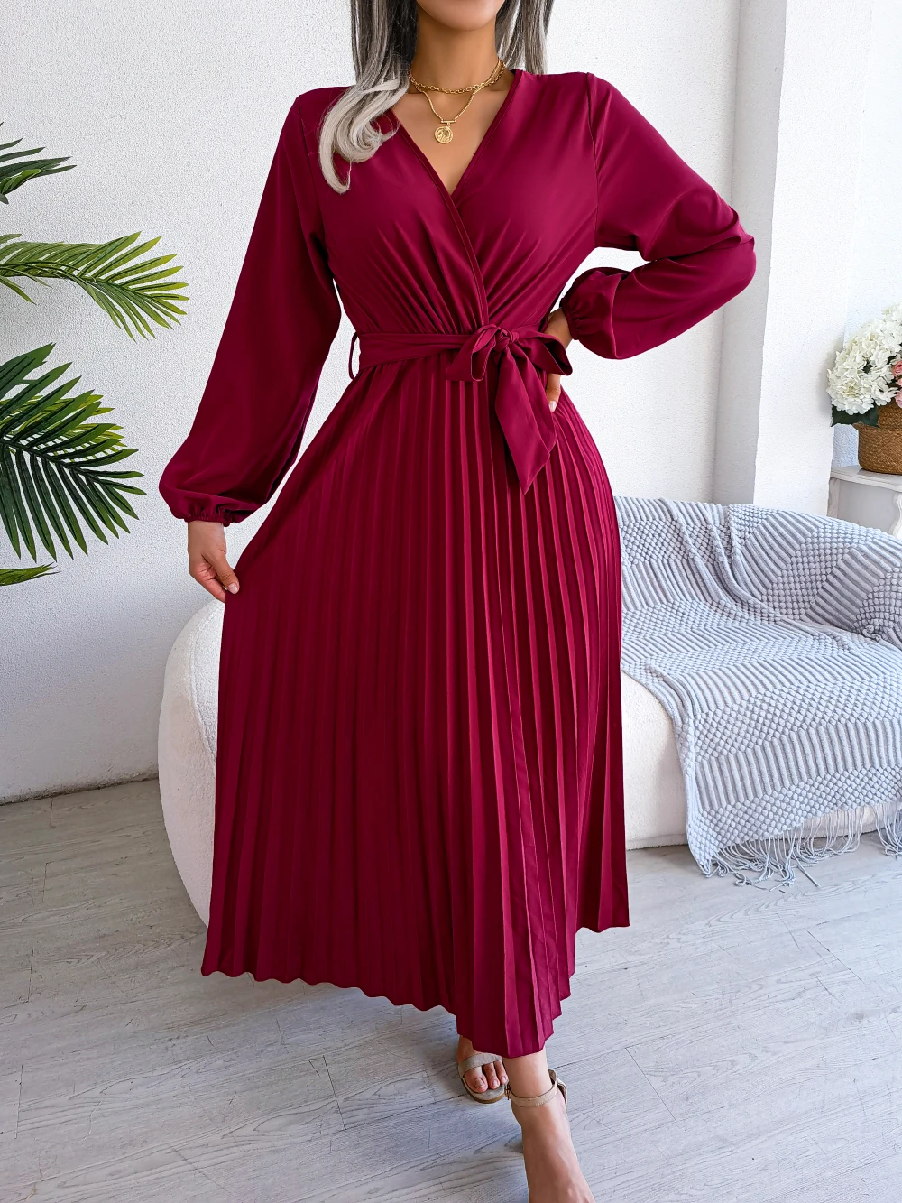 

Monochrome V-Neck Long Dress for Women, Fashion Style, Large Fold, New Style, Autumn and Winter