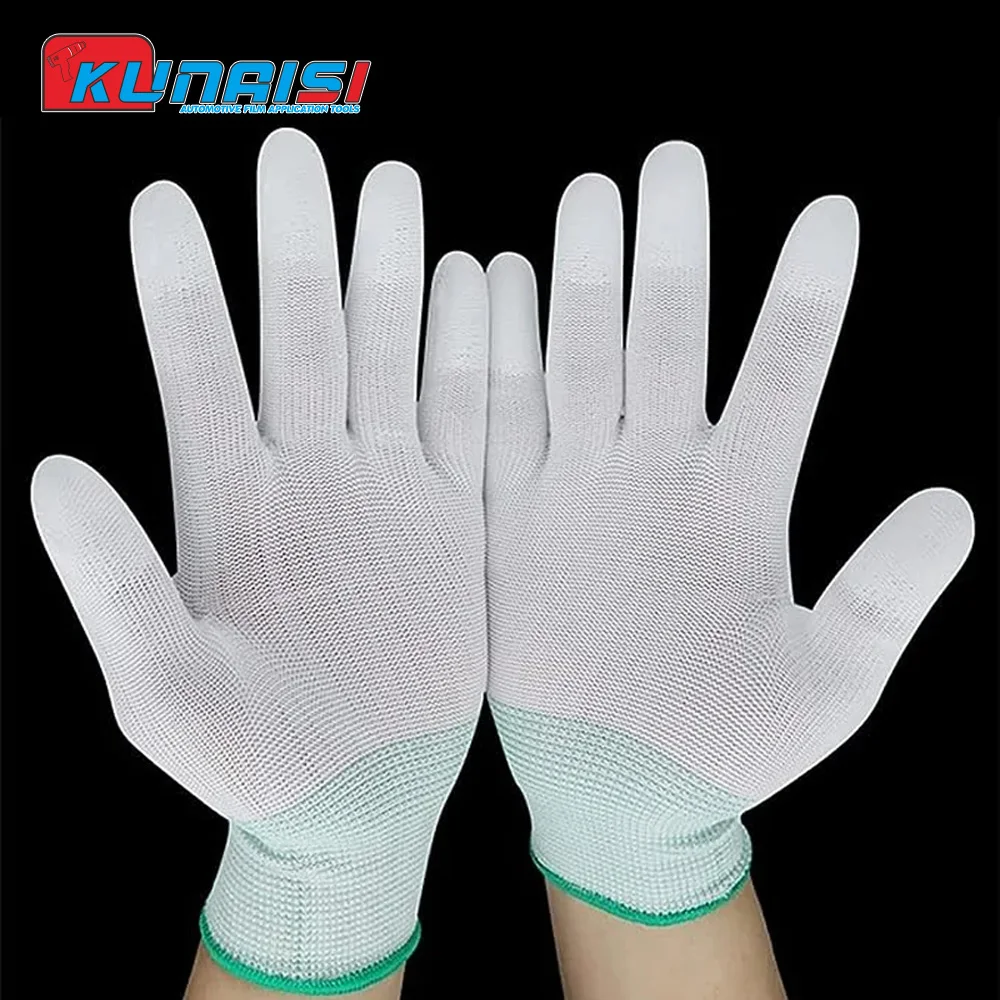 Paquet de gants en vinyle jetables pour voiture, lot de 5 paires, sur fond blanc.