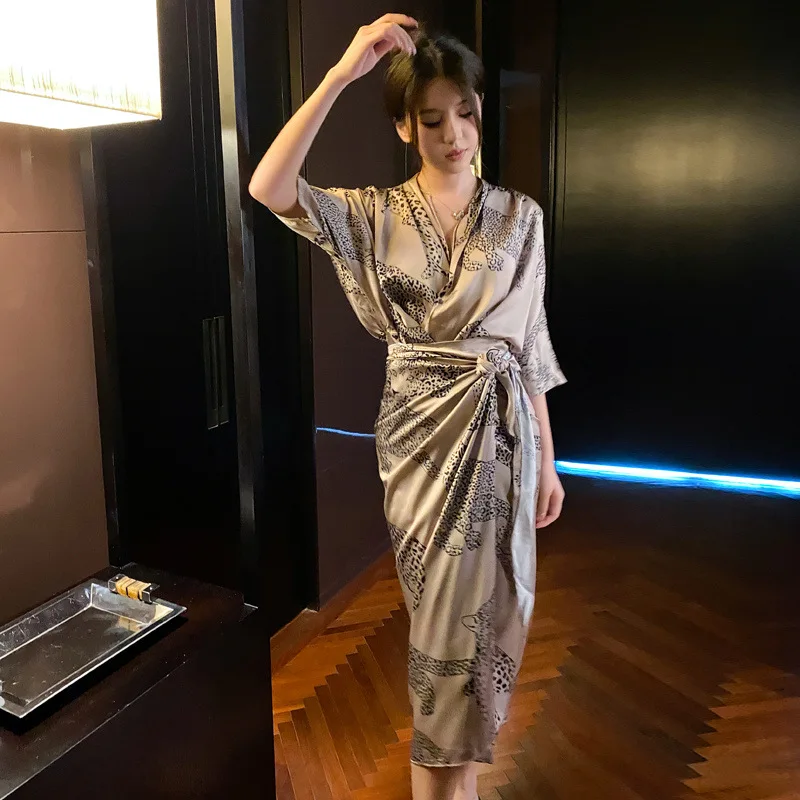 

Summer New Kimono Bathrobe Gown Nightgown Women Satin Homedress Loose Sleepwear Sexy Leopard V-Neck Nightwear Loungewear