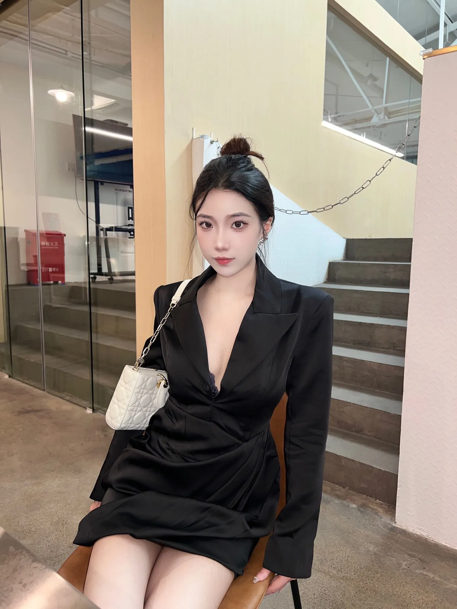 

Новинка 2023, деловой костюм и платье с V-образным вырезом для ранней осени. 0822