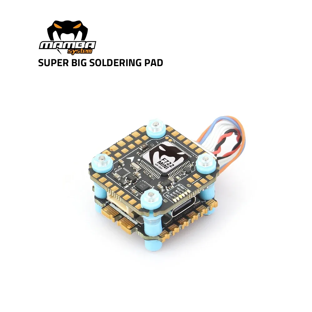 Carte électronique du contrôleur de vol DIATONE MAMBA MK4 F722 MINI avec dissipateurs thermiques.
