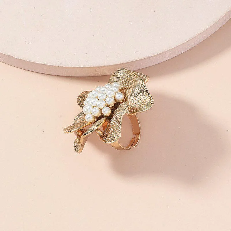 Womens Ring Luxury Fashion Pearl Flower Rings for Women Retro Simple Adjustable Opening Finger Ring Party Trendy Jewelry Accessories Gifts