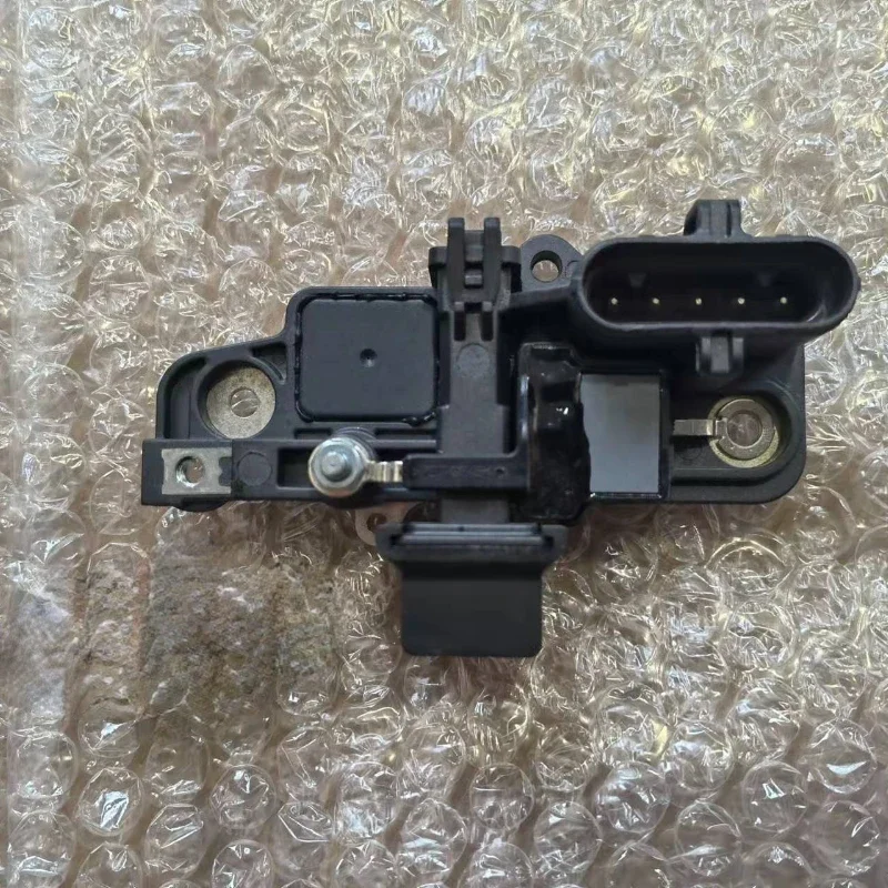 

Generator regulator 2448165 24V is suitable for Jinlong Haigs SCANIA bus.