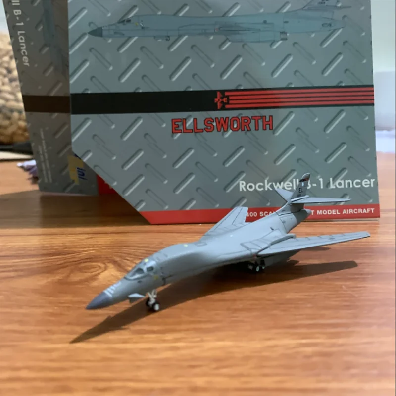 MOMOGRAM B-1B BOMBER プラモデル