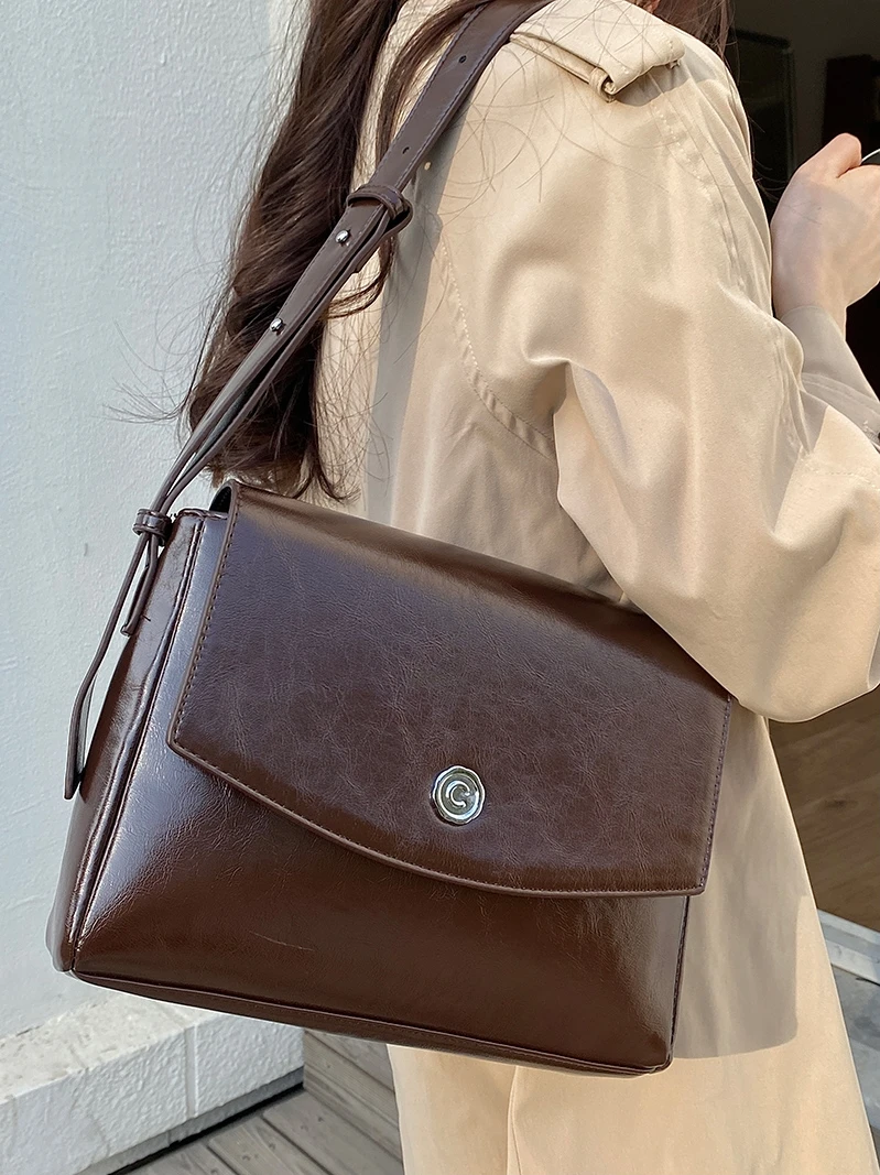 

2023 new simple fashion large capacity commuter briefcase female retro messenger senior sense single shoulder crossbody bag