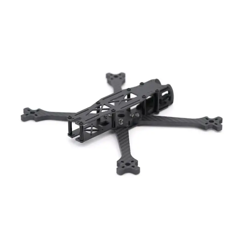 Kit cadre FPV TBS SOURCE ONE V6 5 pouces pour drone course, montrant les bras renforcés et la plaque de vol.