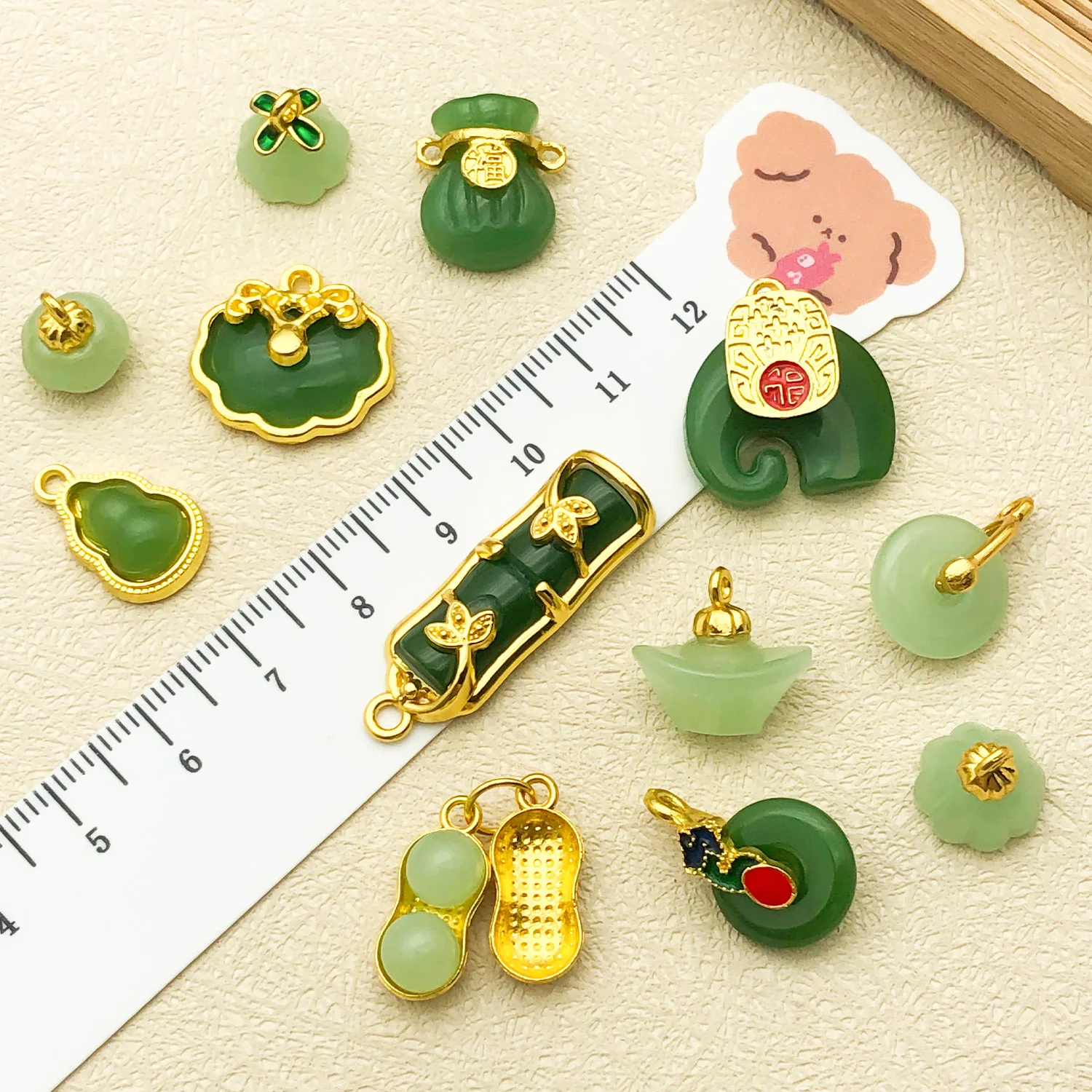 Mix 25-teiliges Set mit Anhängern aus Hetian-Jade und Naturstein im chinesischen Stil – perfekt zum Basteln von Halsketten, Ohrringen und Armbändern – Detail 3