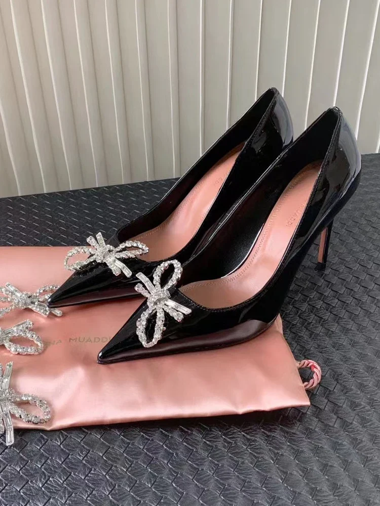 Amina Muaddi Rose Crystal Bow Halter Pumps Strass Clear Crystal Begum Camelia Bow Glass Scarpe Da Festa Di Nozze Con Punta A Punta