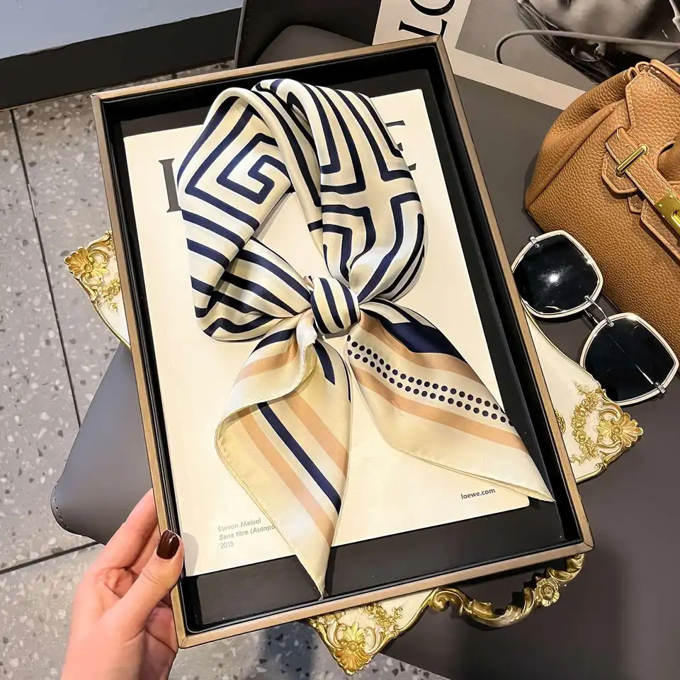 여성용 실크 사각 스카프와 함께하는 스타일 변신