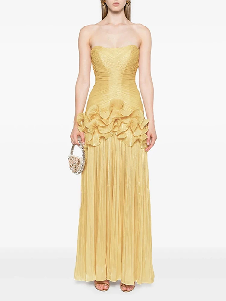 فستان ليلكي طويل بتصميم مكشوف الأكتاف وثنيات ناعمة