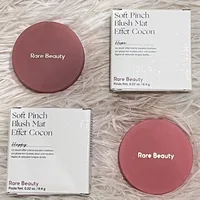 Produits de maquillage Rare Beauty : Nouveau blush en poudre, texture de poudre de blush, texture onctueuse, pour un teint radieux et naturel. 2