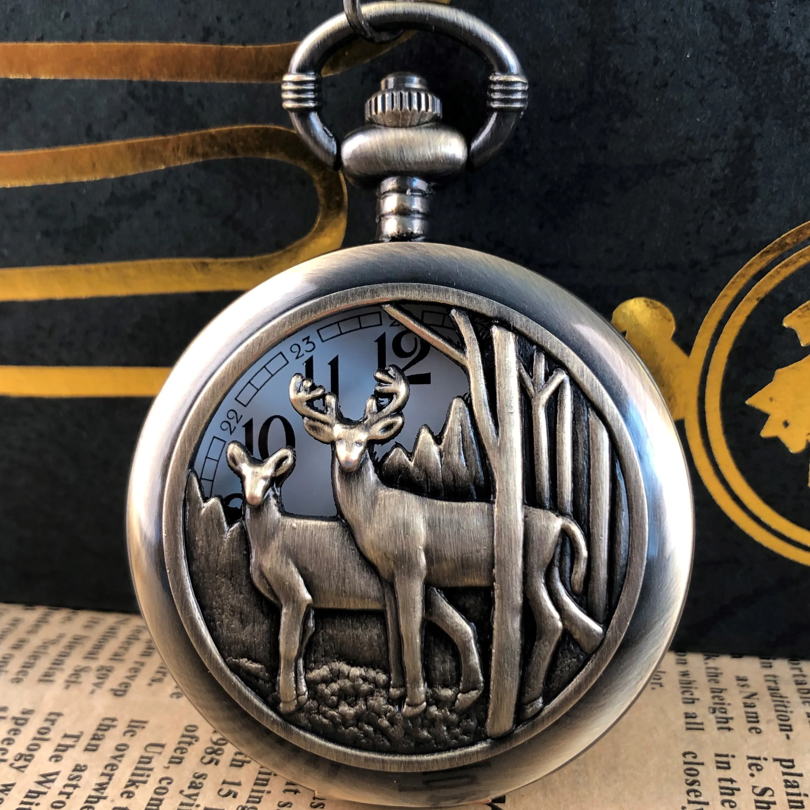 

Classic Hollow Elk Quartz Pocket Watch Arabic Numerals Popular Jewelry Unisex Personality Necklace Pendant Clock Men Women Gifts