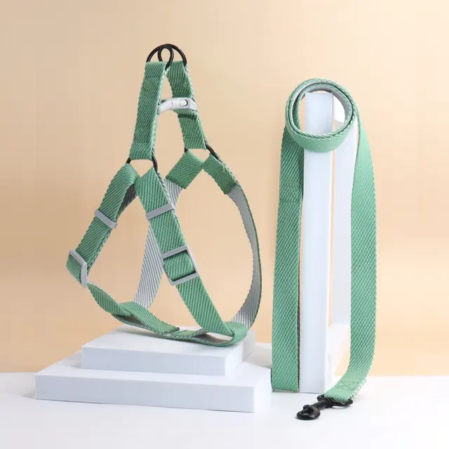 A pet dog double-color harness dog leash for indoor and outdoor use 3