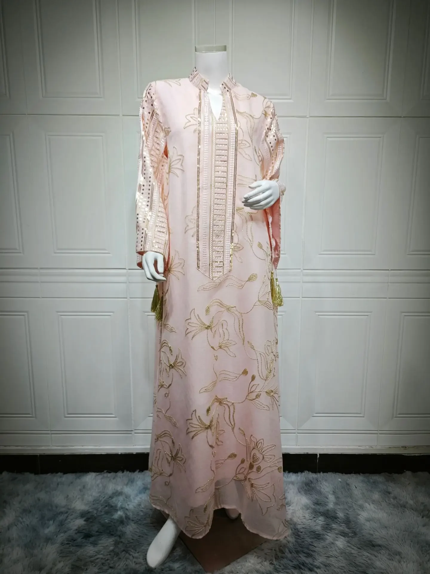 جلابية طويلة بنقوش ناعمة وأكمام واسعة