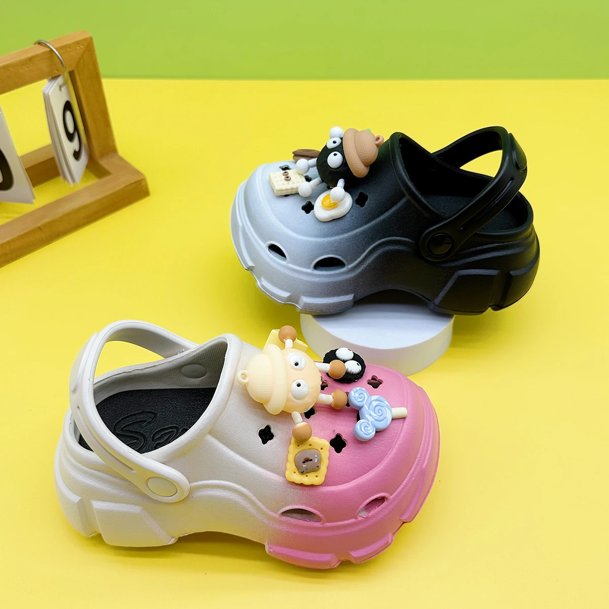 New Cartoon Little Briquettes Family Clogs for Boys and Girls X606