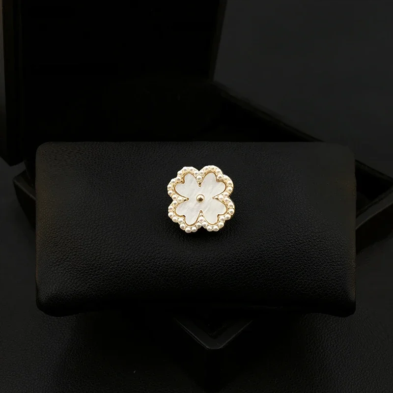 Classic Fashion Four-Leaf Clover Brooch Magnetic Buckle Anti-Exposure Ornament Collar Pin Clothes Accessories Pearl Jewelry 5383