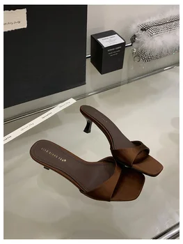 صندل بكعب عالٍ رفيع ومقدمة مفتوحة ومضخات 10