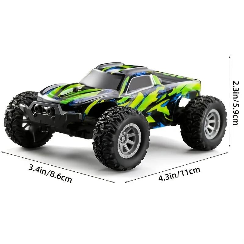 La voiture RC tout terrain en action, effectuant un saut sur une bosse, avec des étincelles sous les roues, modèle 1:16 35km/h.