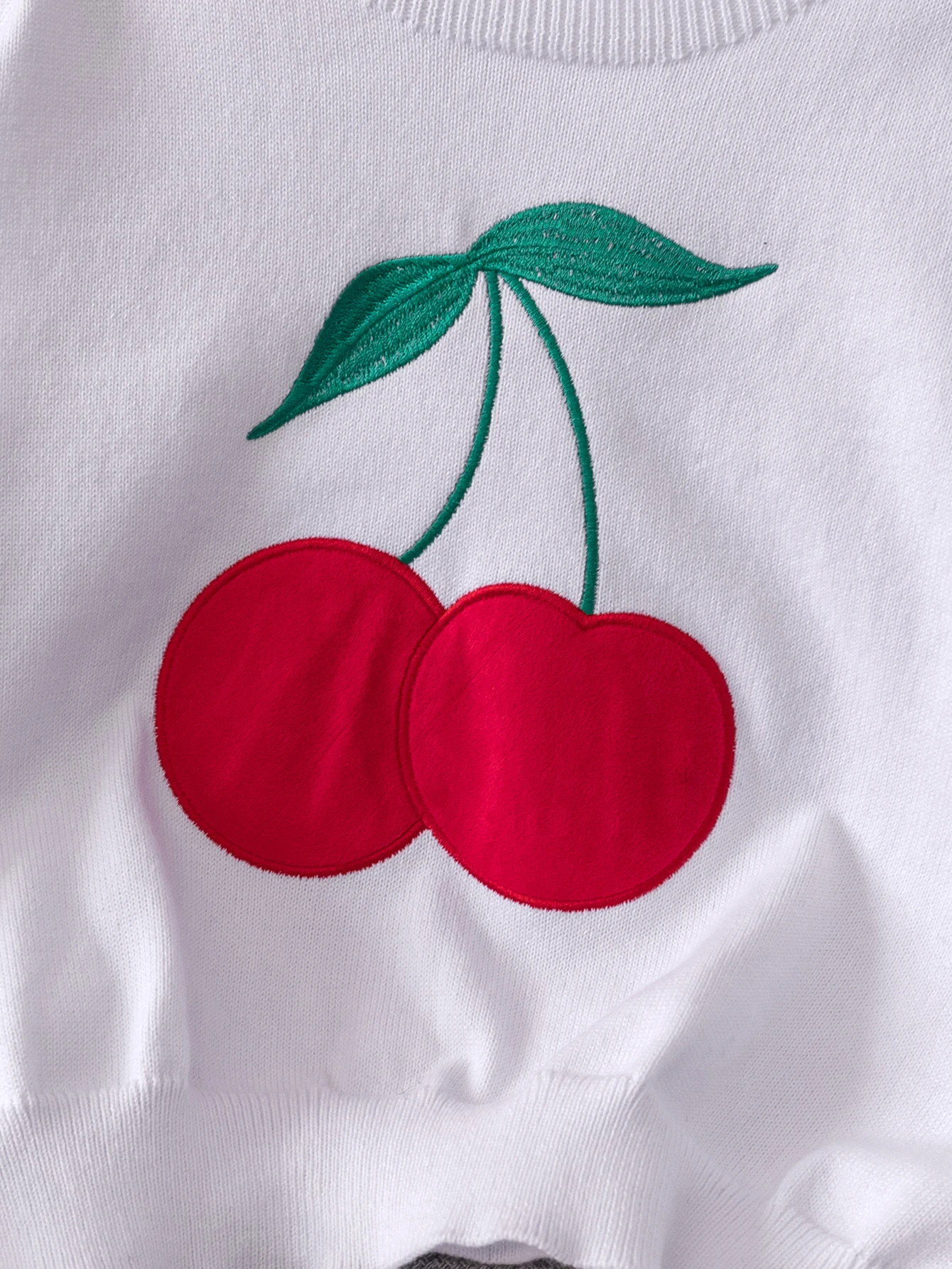 소녀의 귀여운 스타일의 체리 자수 짧은 스웨터 니트 풀오버는 봄, 가을, 겨울의 일상 여가에 적합합니다.