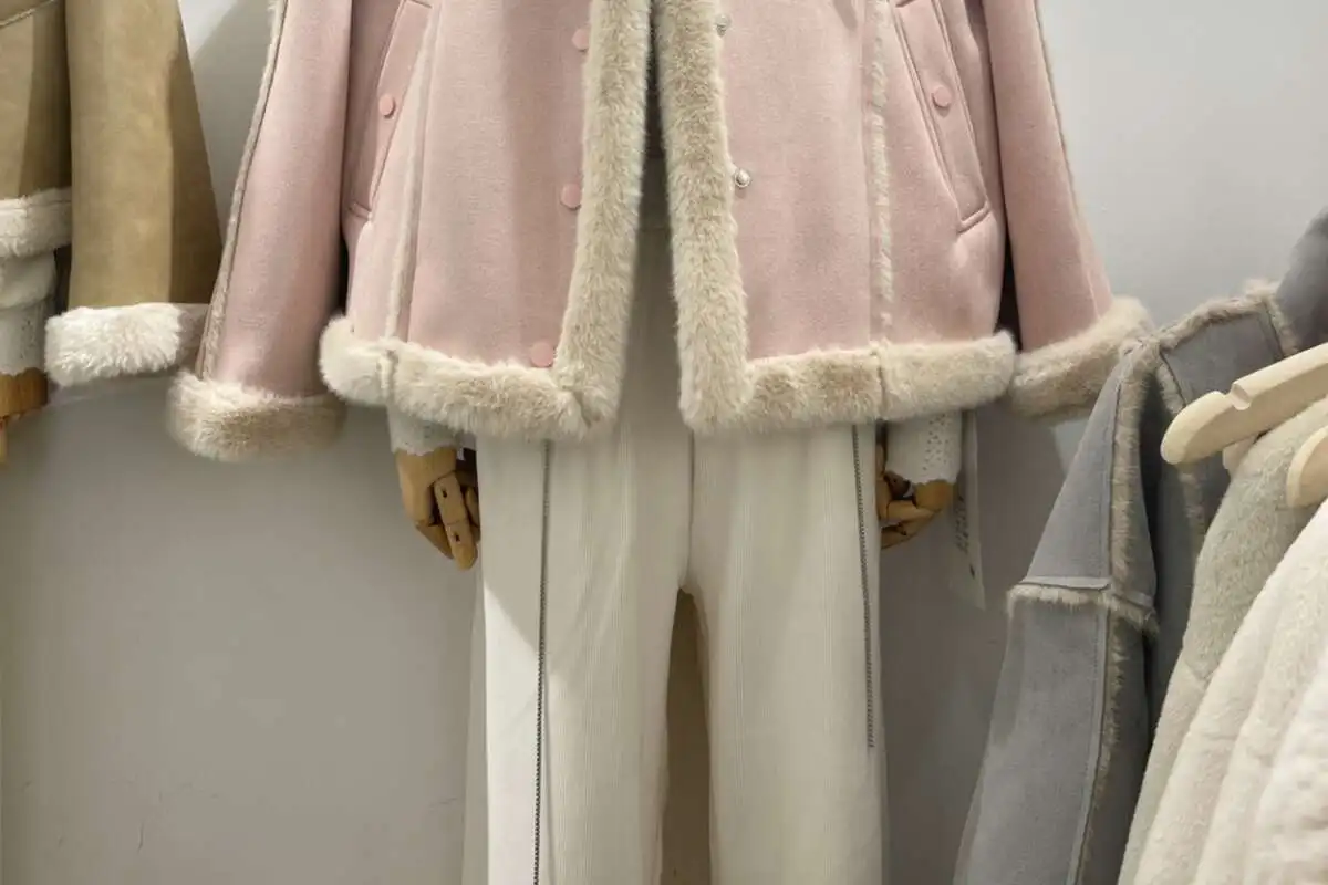 Lamm integrierte Jacke für Frauen mit einem Gefühl von Luxus 2023 Winter neuer Nerzpelz Plüsch Stehkragen Motorradanzug_voghion.com