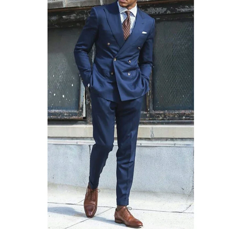 Двубортный деловой костюм с лацканами