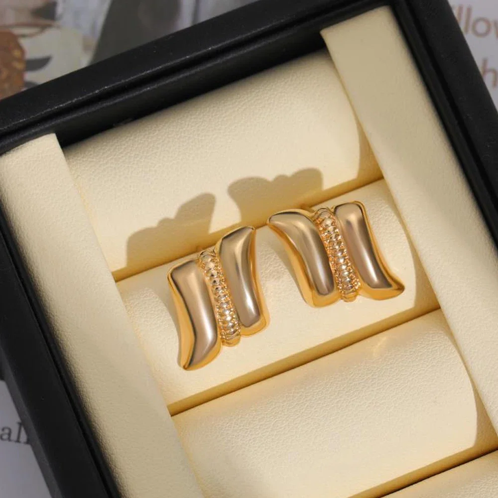 Fashionable Shaped Gold Color Small Wave Ear Studs Stylish Charm Lozenge Stud Earrings Earwear Jewelry Accessory for Women Aros