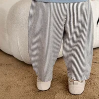 Nouveau pantalon sarouel en coton brodé de dessins animés pour tout-petits, collection automne 2026 – Pantalon décontracté en jean rayé ample pour bébé garçon 3