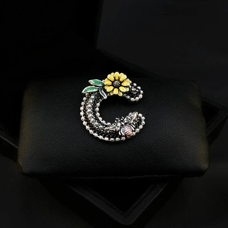 

Upscale Classic Style Brooch Exquisite C- Shaped Enamel Craft Pin Women's Bee Flower Pins Clothes Accessories Rhinestone Jewelry
