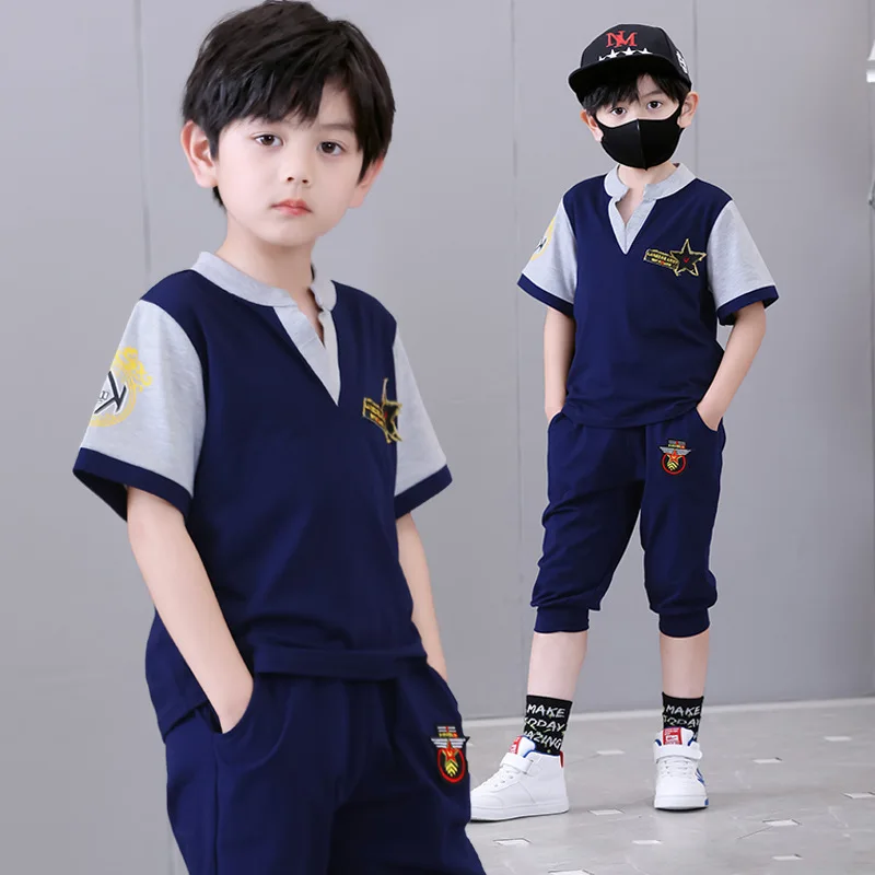 

Комплект одежды для мальчика из 2 предметов, с V-образным вырезом и коротким рукавом