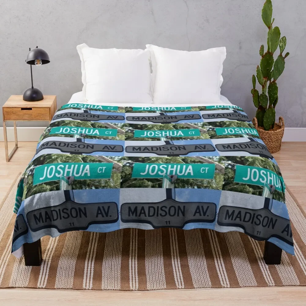 

Мэдисон и Джошуа бросают одеяло Furrys Flannels одеяла