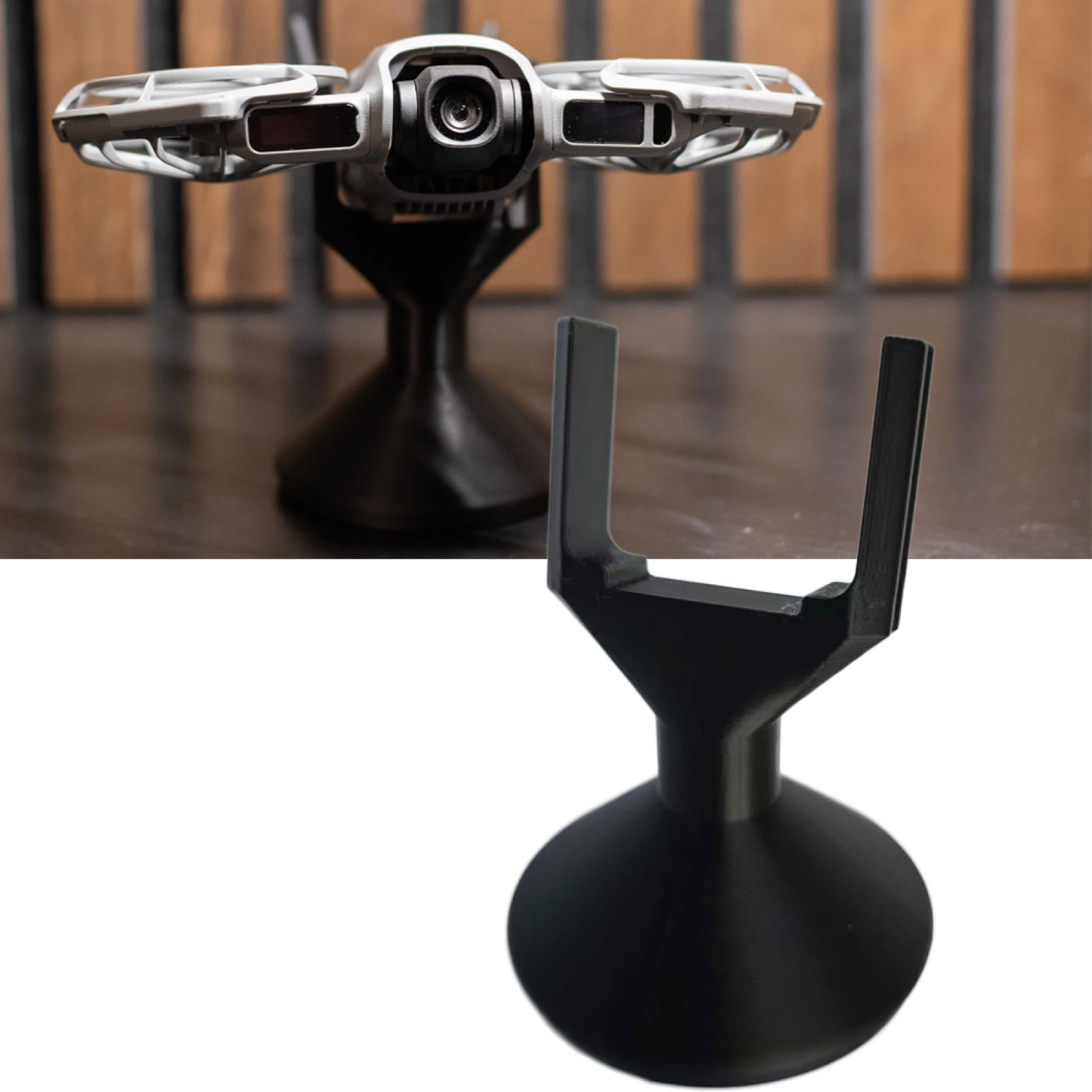 Détail du bras articulé du présentoir de bureau pour drone DJI Neo 2, maintenant l'appareil en position de vol.