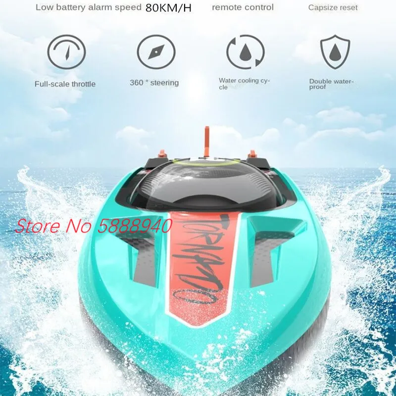 Bateau RC télécommandé rapide et puissant flottant sur lac calme, reflets dans l'eau, télécommande au premier plan.