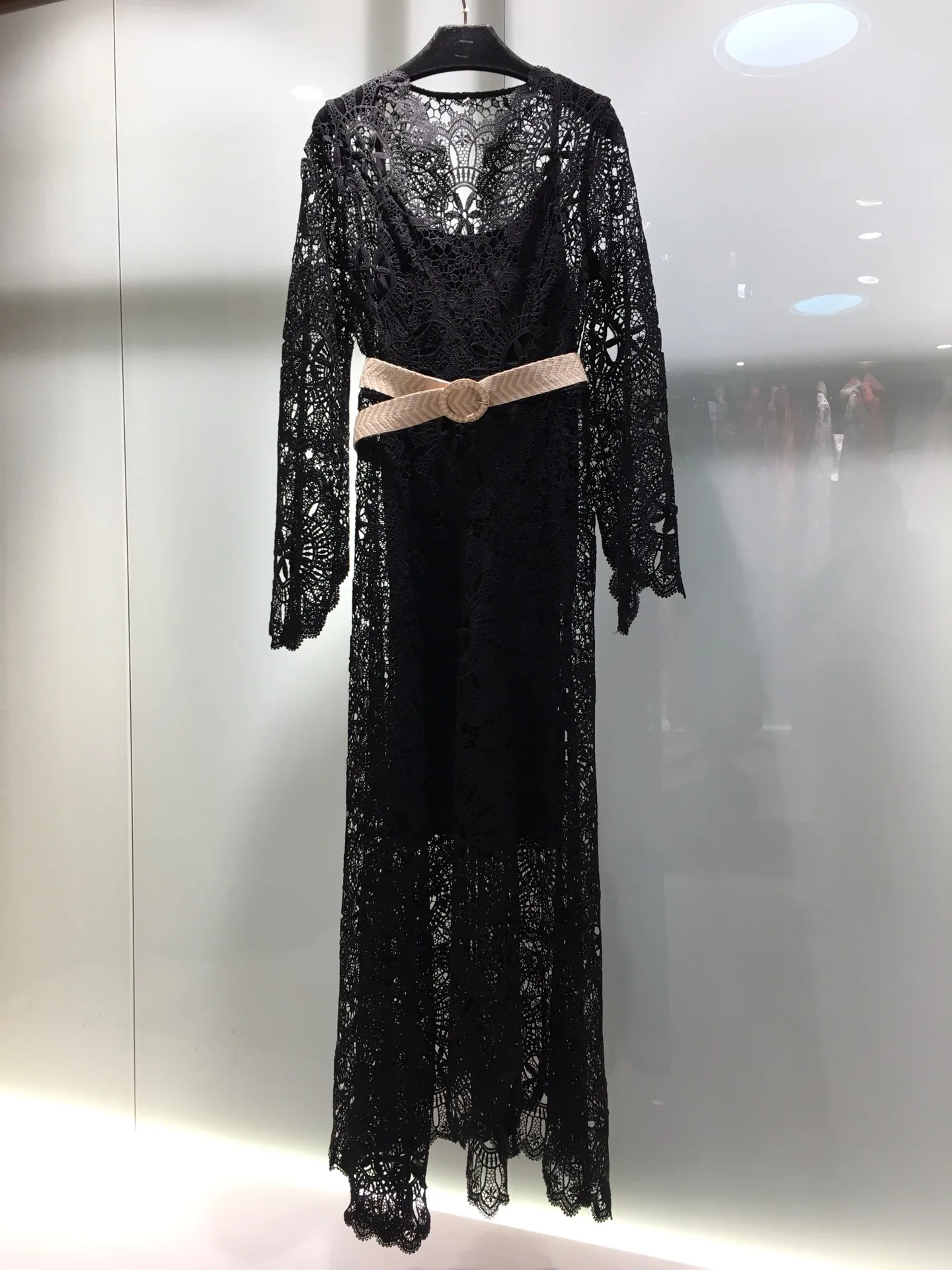 

Spring new V water dissolved flower hollow-out long-sleeved dress