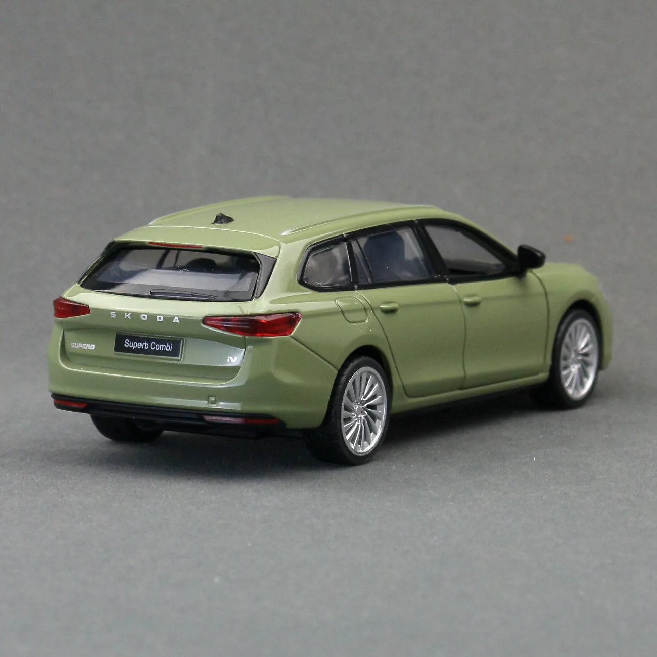 Skoda Superb IV Combi 2024 rouge (Abrex) 1/43e