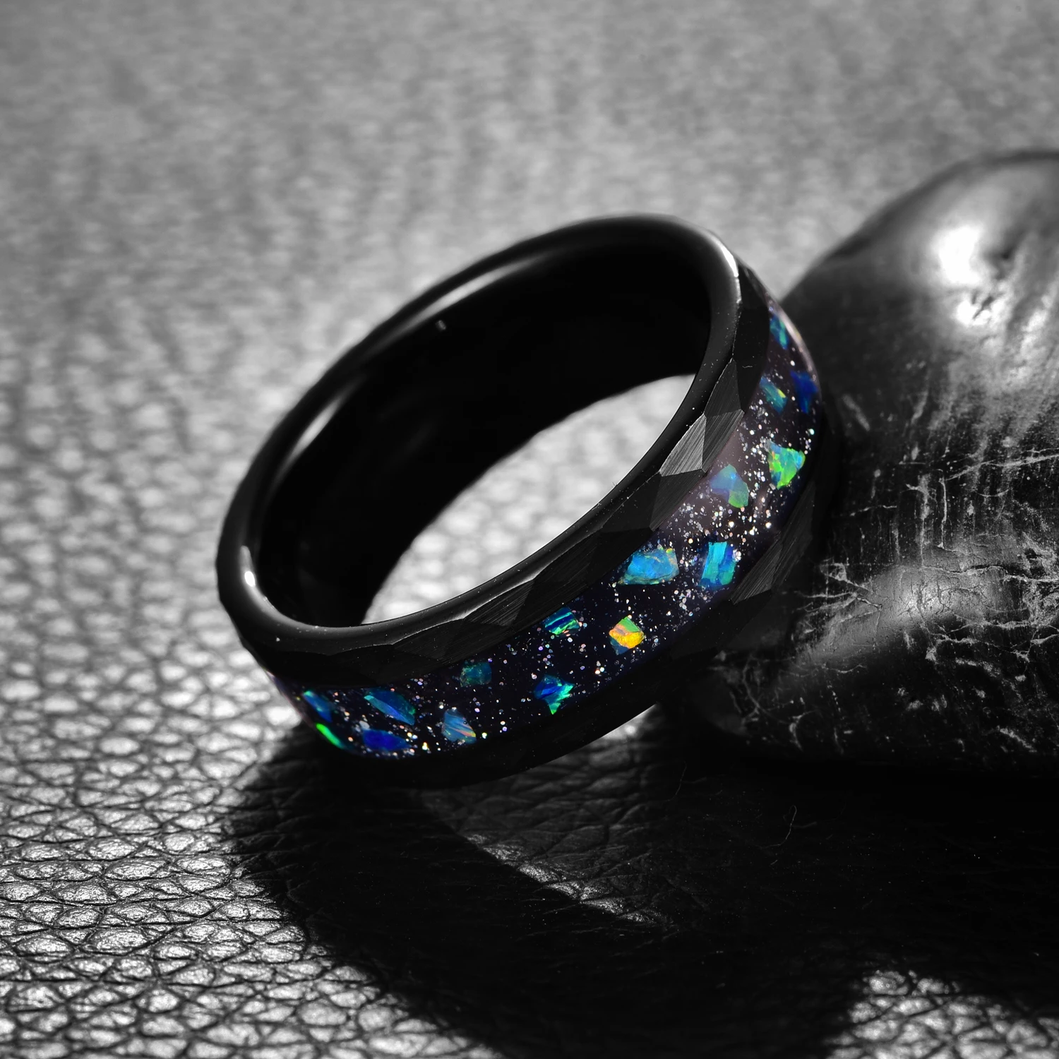 Nuncad Hammer Pattern Inlaid Black Sand Bottom Green Crushed Opal Men Tungsten Steel Rings Electric Black Men Engagement Rings