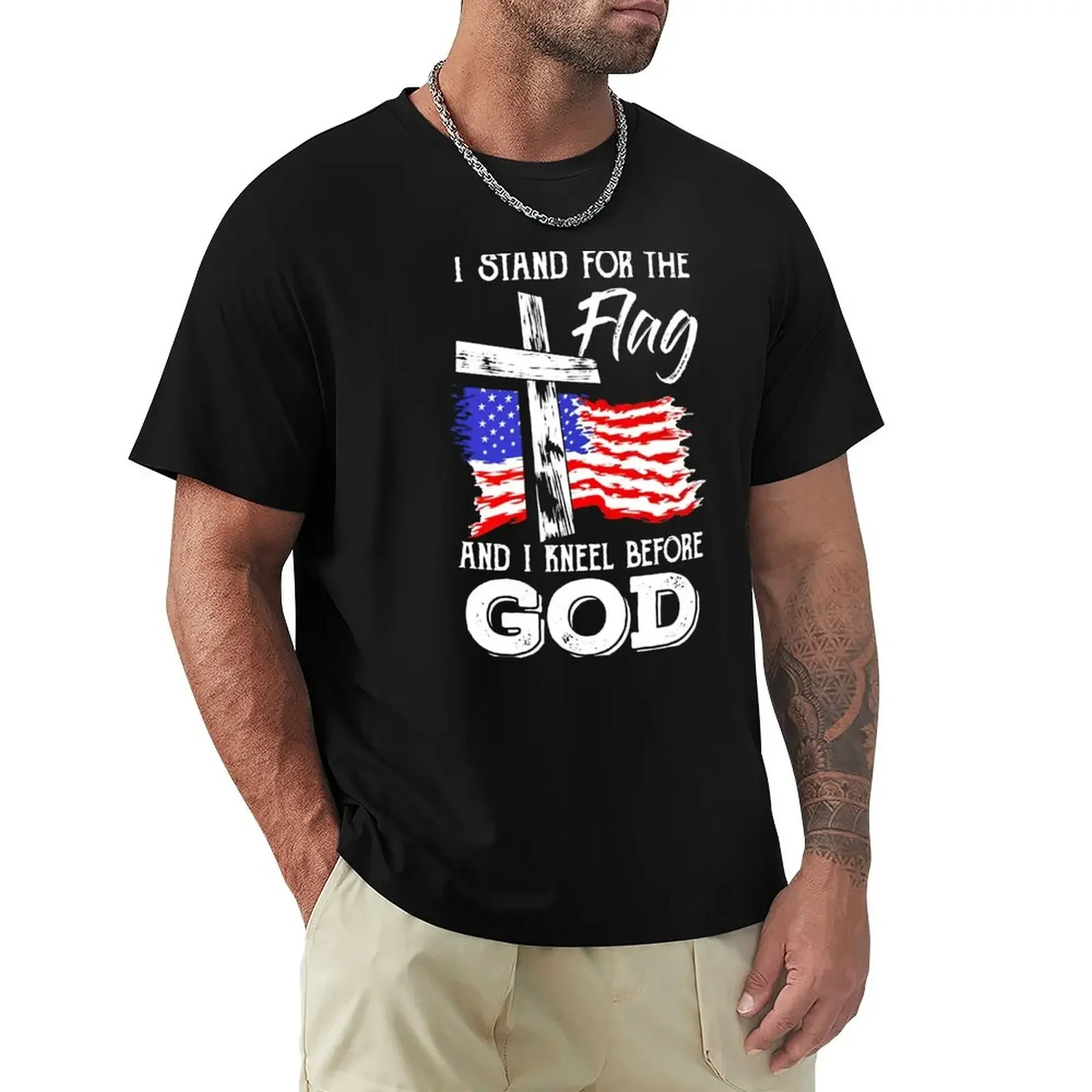 I Stand For The Flag And I Inginocchiarsi Davanti A Dio American Flag Cross Christian T-Shirt