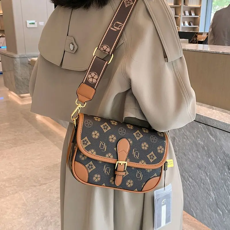 

Leather texture fashion retro hand bag small square new fashion niche light luxury high sense crossbody bag