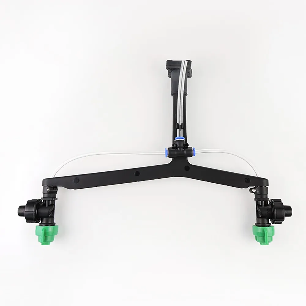 Drone agricole EFT survolant un champ avec pulvérisateur à double buse pour la protection des plantes.