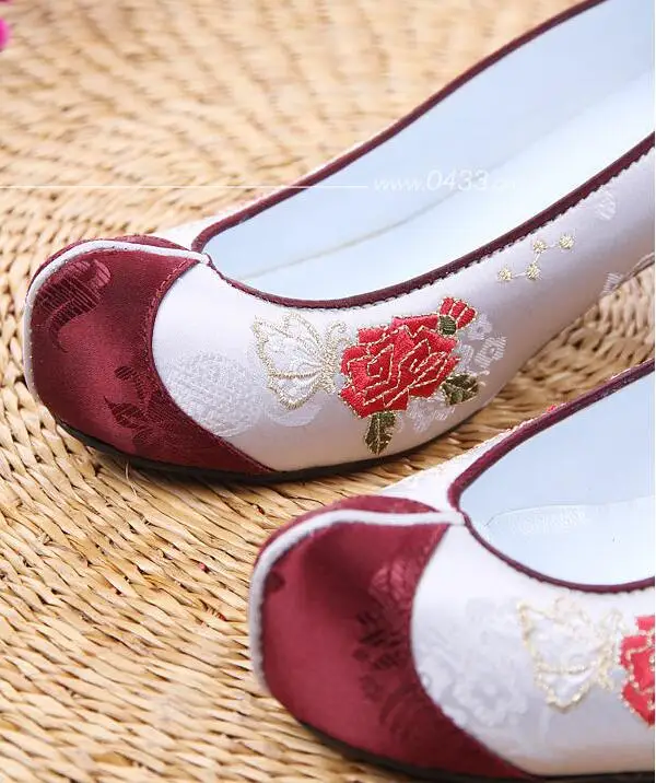 

Traditional Korean Women's Shoes Spring High-heeled 5cm Embroider Vintage