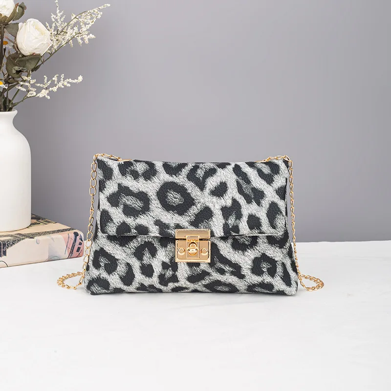 2025 Winter Personalized Bag For Female Niche Design Retro Single Shoulder Crossbody Bag Western Chain Bag Casual Small Square B