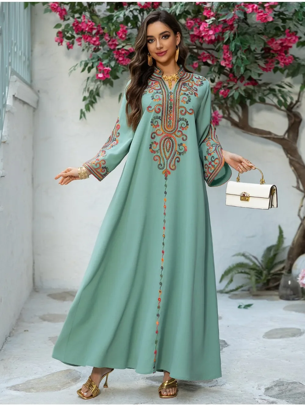 جلابية بيضاء بتطريز ملون تراثي